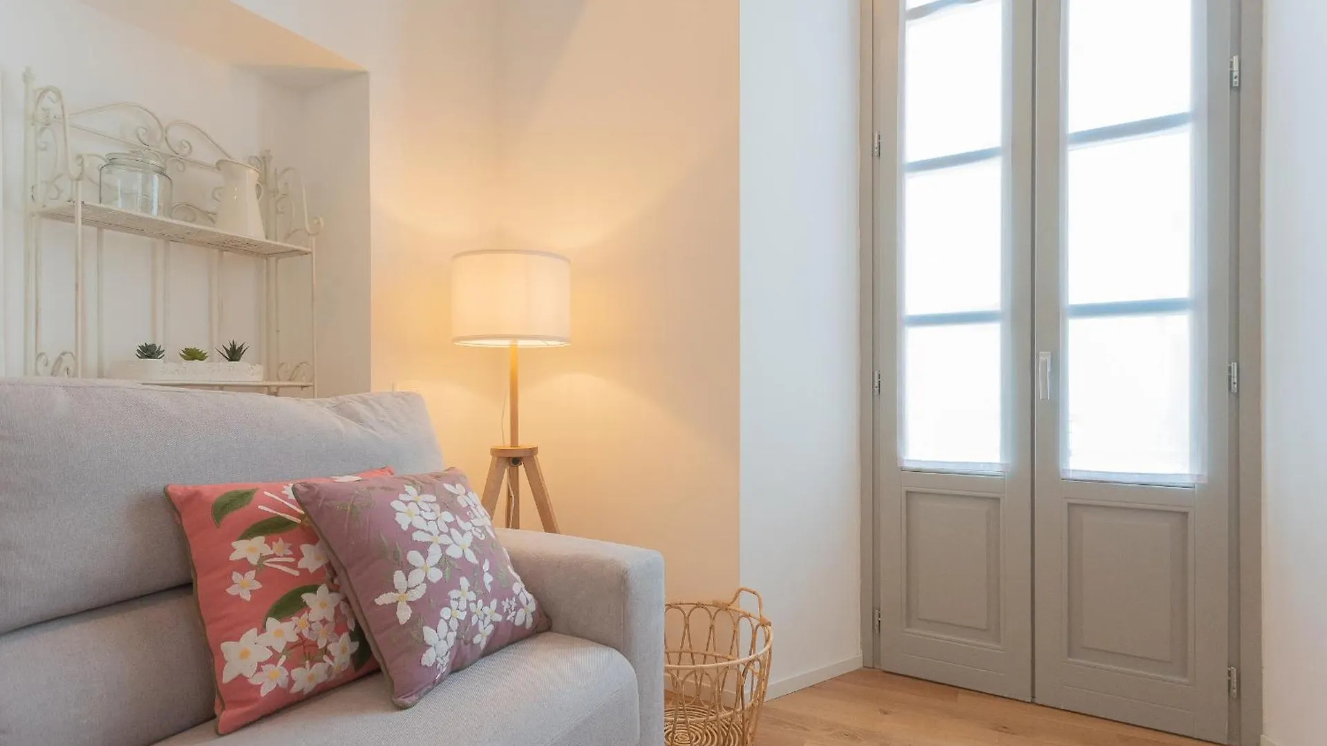 Independence Apartment With Balcony By Rent All Όπως Ιταλία