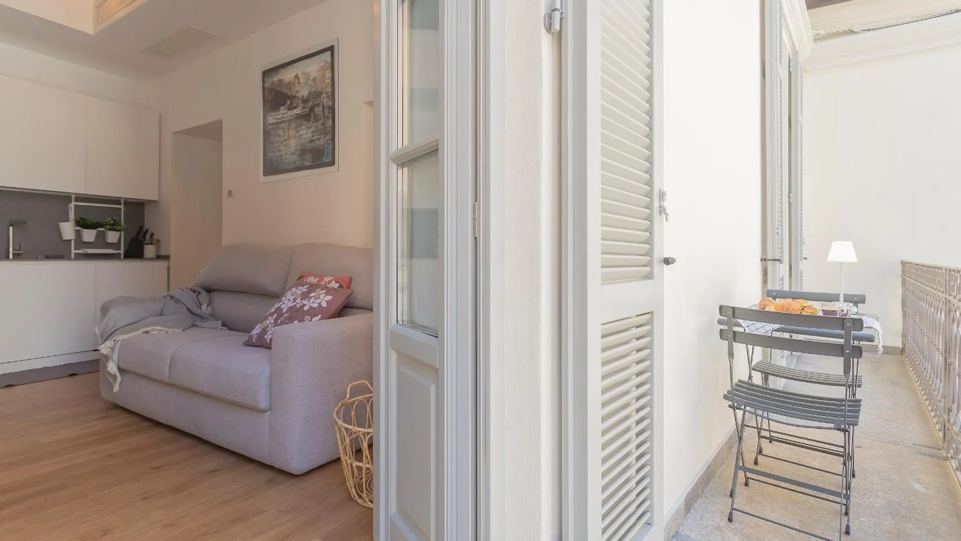 Independence Apartment With Balcony By Rent All Όπως Ιταλία