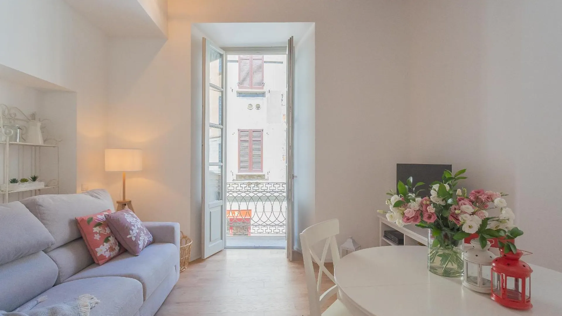 Independence Apartment With Balcony By Rent All Όπως