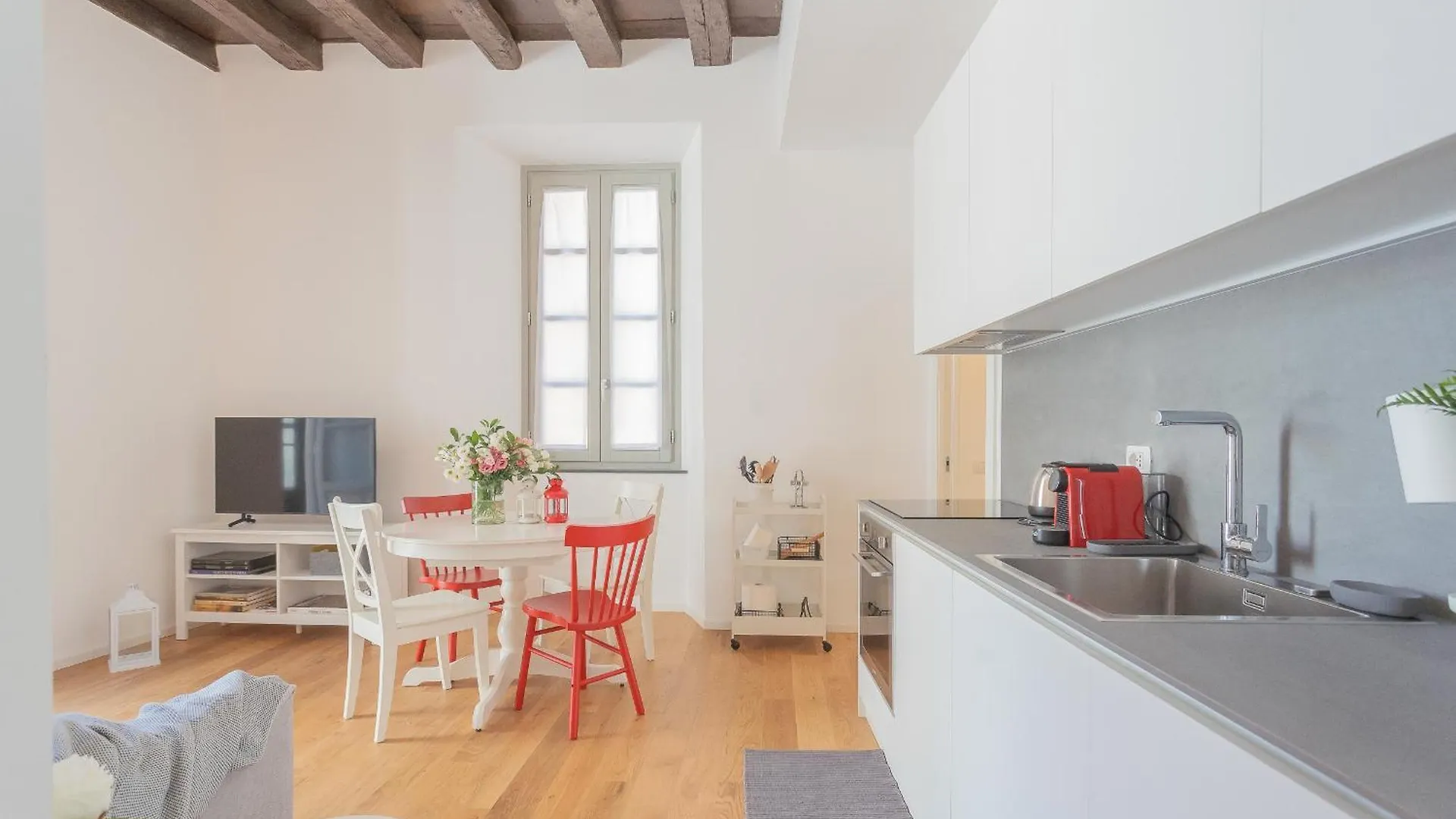 Independence Apartment With Balcony By Rent All Όπως