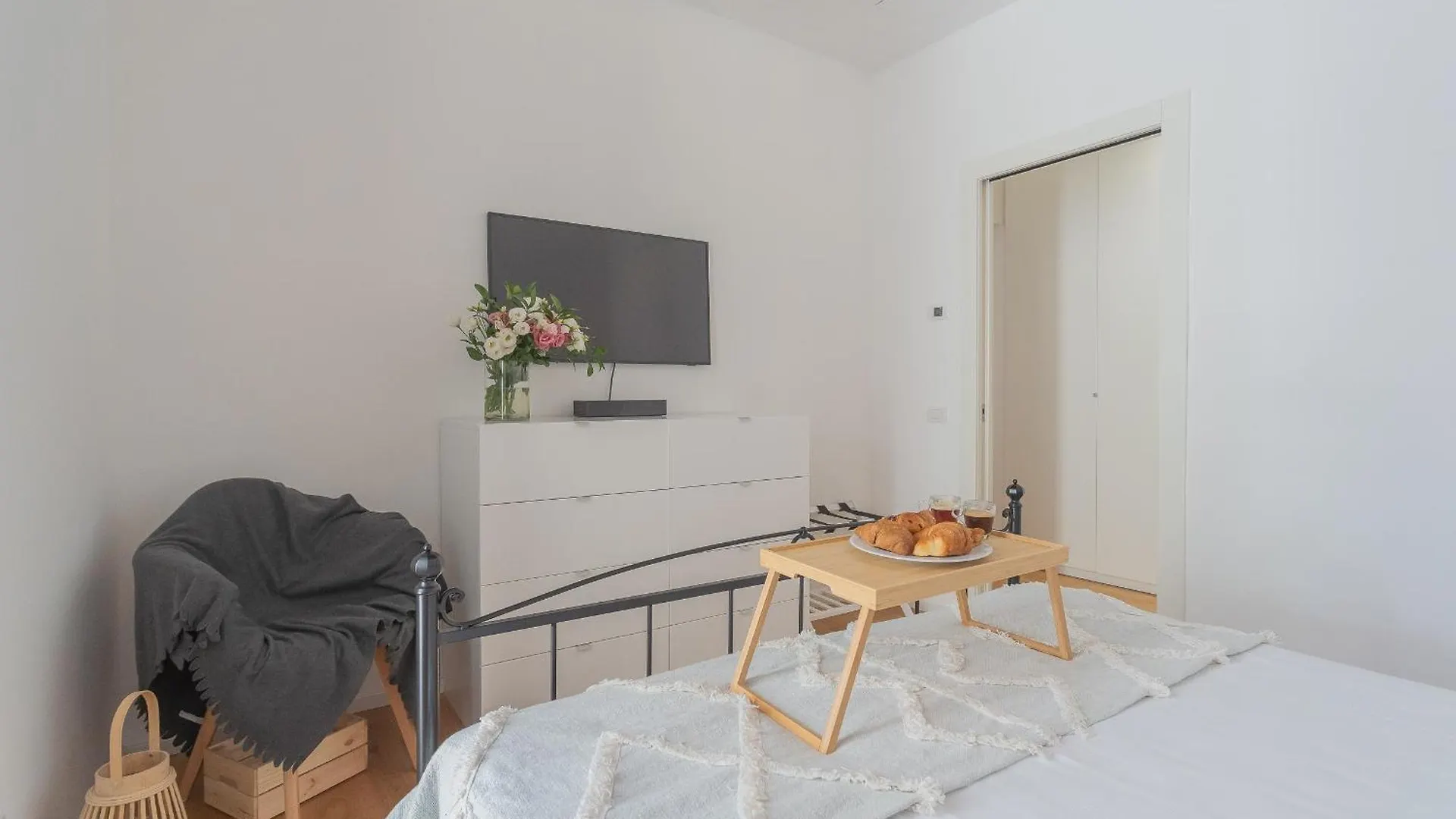 Independence Apartment With Balcony By Rent All Όπως 0*,  Ιταλία