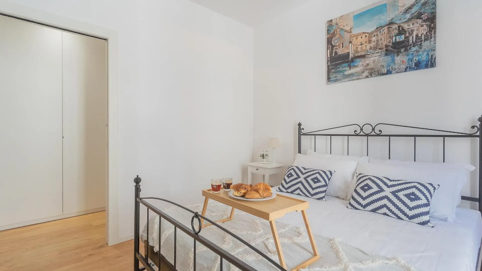 Independence Apartment With Balcony By Rent All Όπως